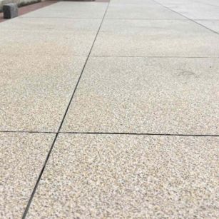 天水 黄金麻花岗岩石板材荔枝面地面铺装效果