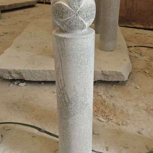 天水 芝麻白花岗岩石材挡车石柱、停车柱、圆柱挡车柱、方柱挡车柱等