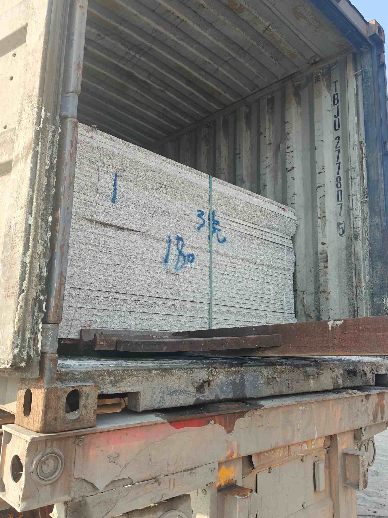 天水 芝麻白花岗岩石材3.0公分光面毛板装柜出货