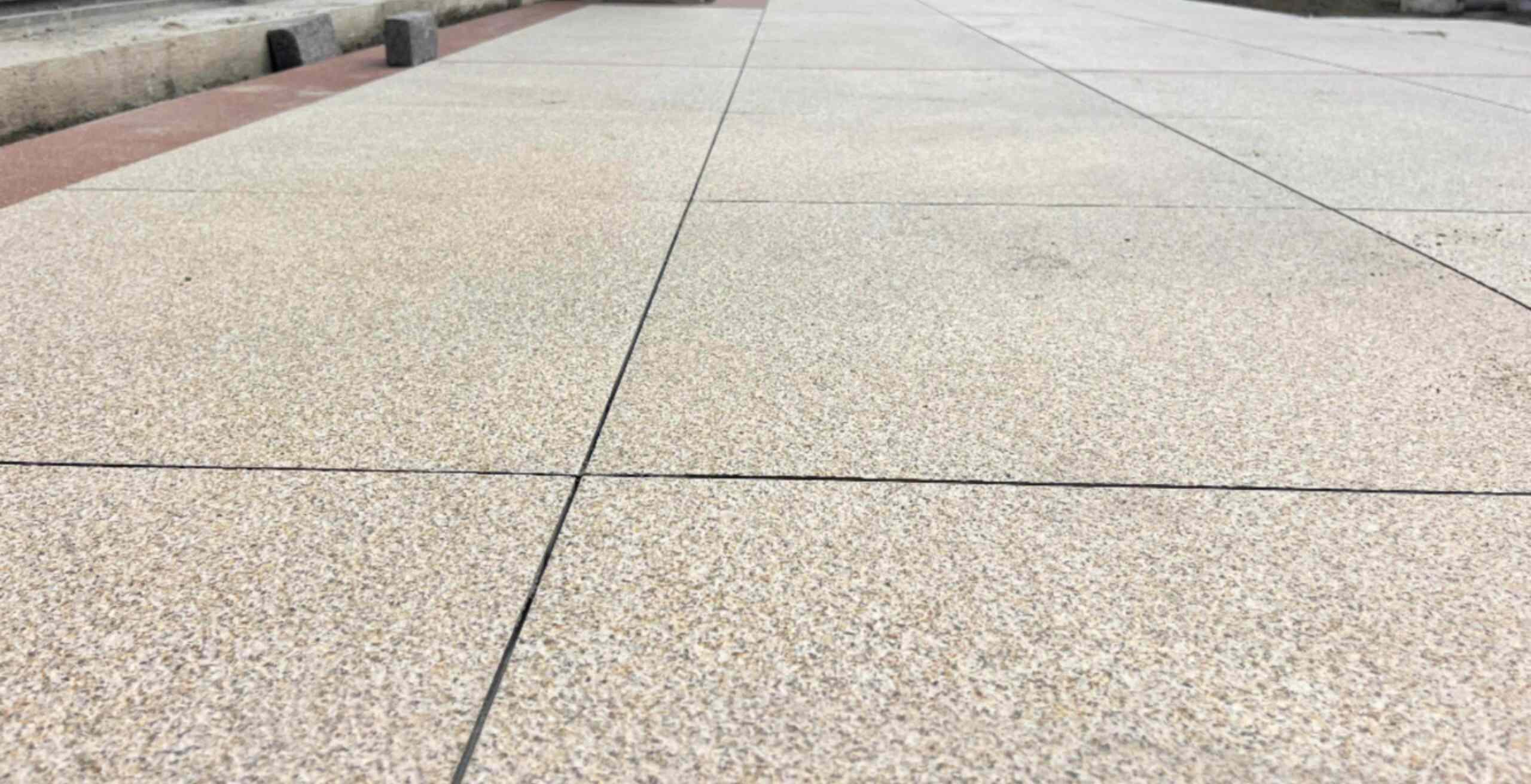 天水 黄金麻花岗岩石板材荔枝面地面铺装效果