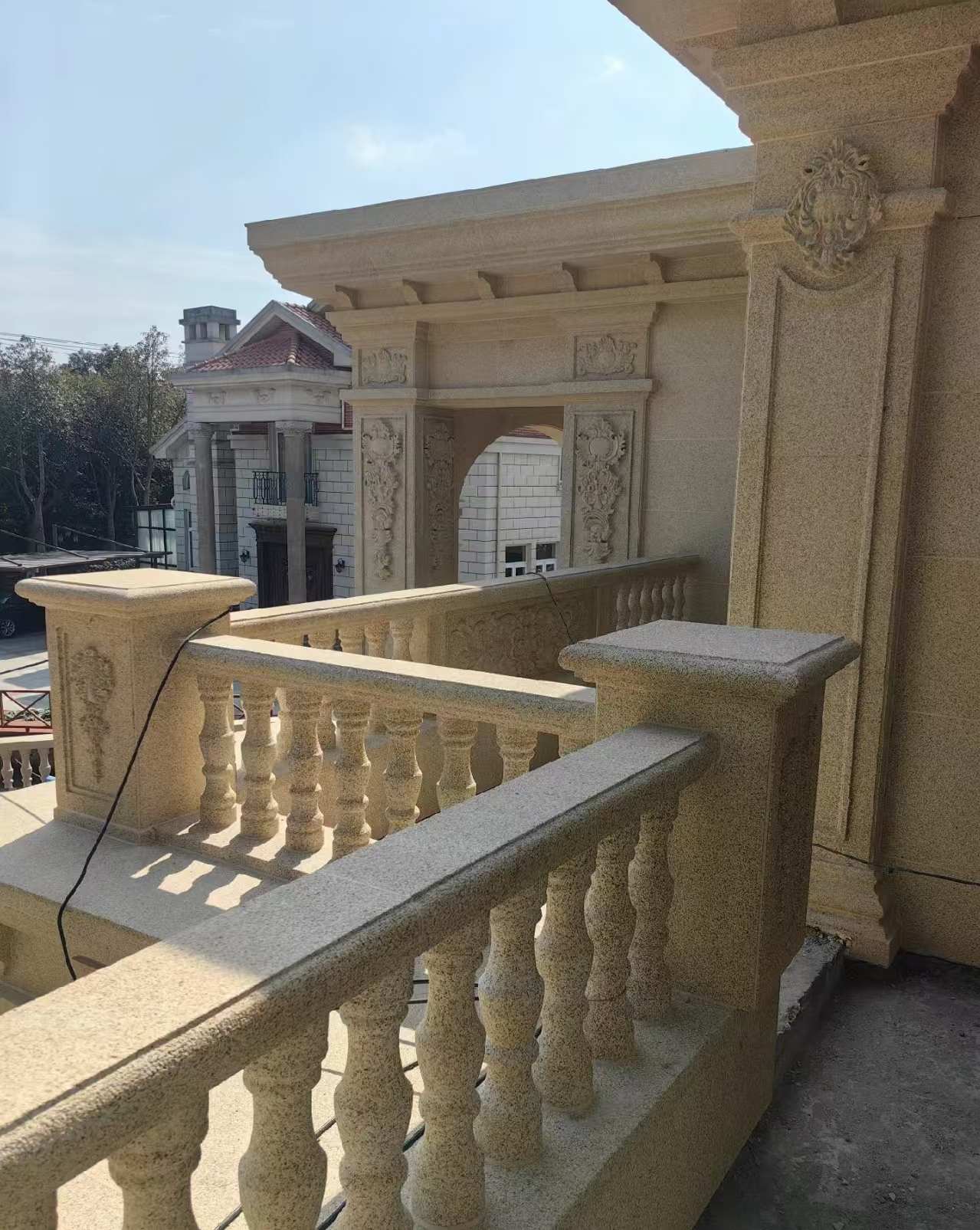 天水 黄金麻别墅外墙干挂雕花配合阳台栏杆花瓶柱