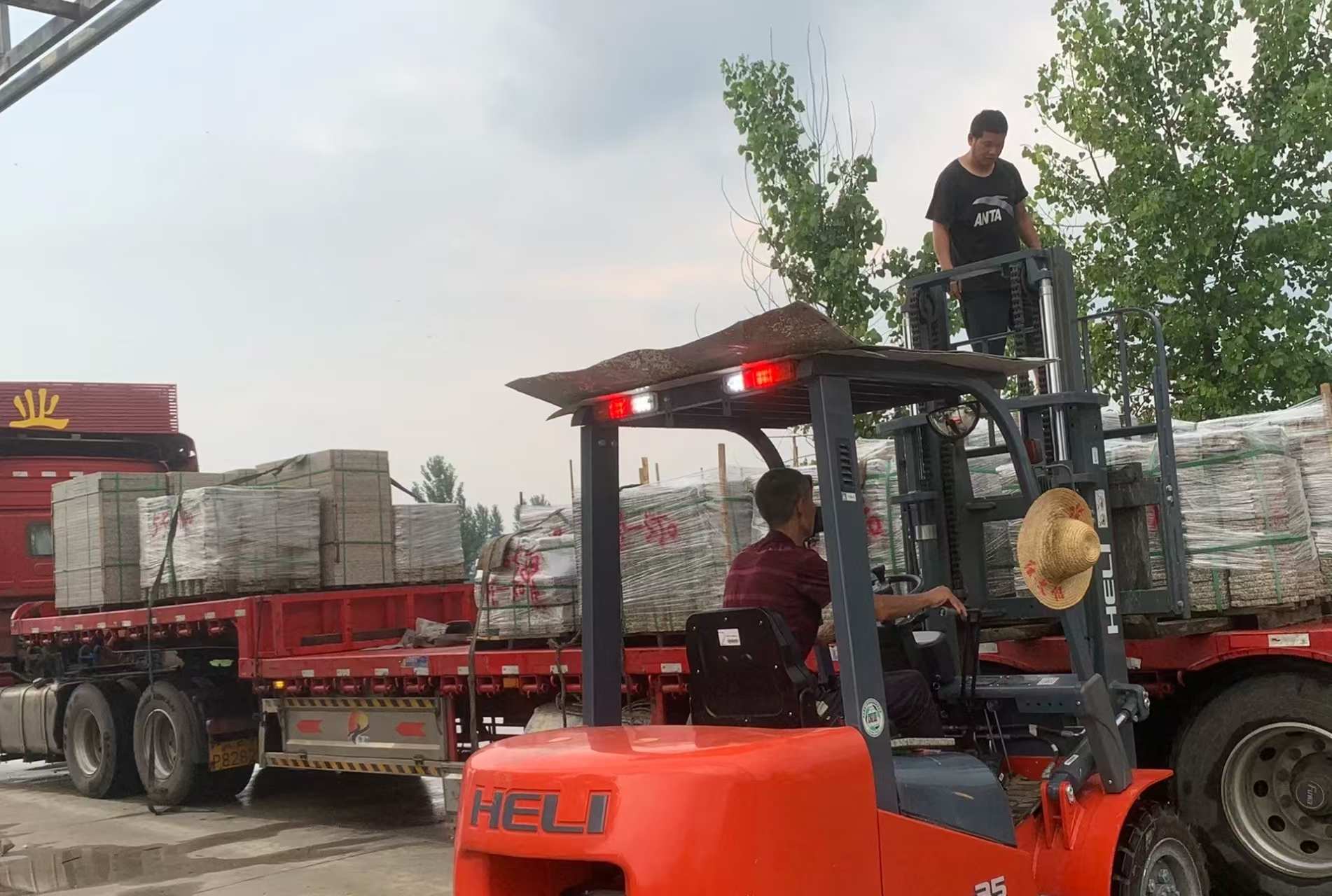 天水 黄金麻冰裂纹，地铺石装车