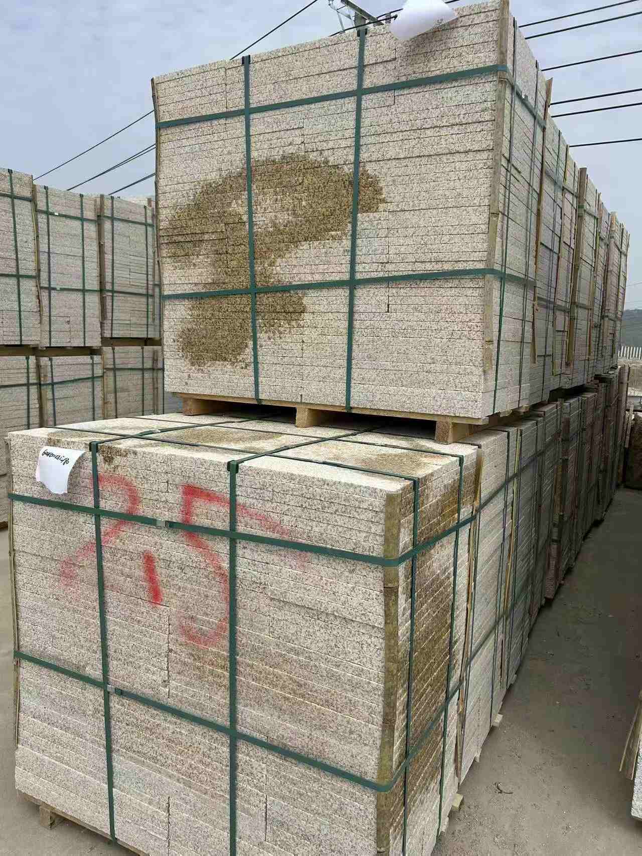 天水 黄金麻花岗岩石材荔枝面地铺石2.5*300*600