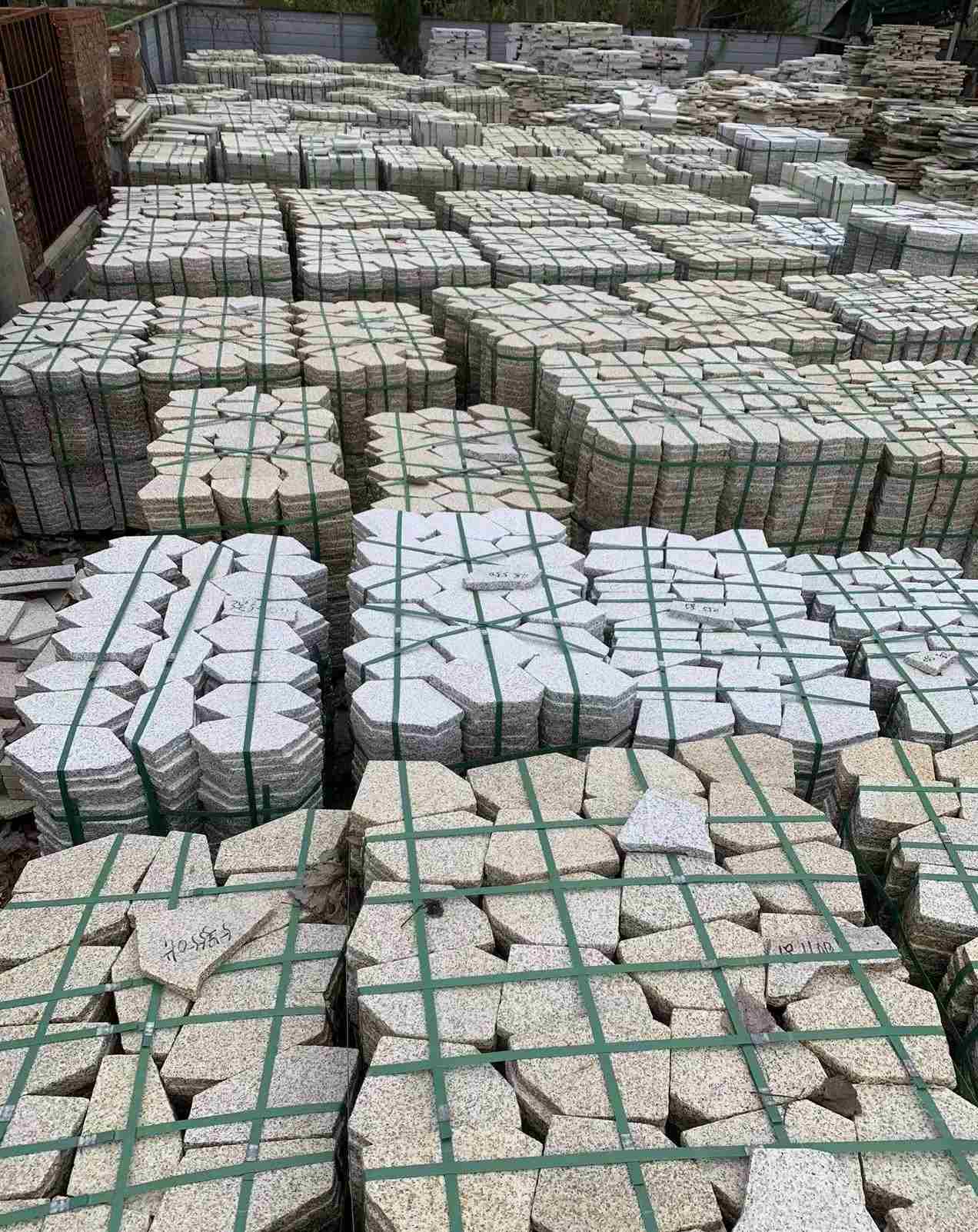 天水 黄金麻白麻花岗岩荔枝面地铺石(冰裂纹)