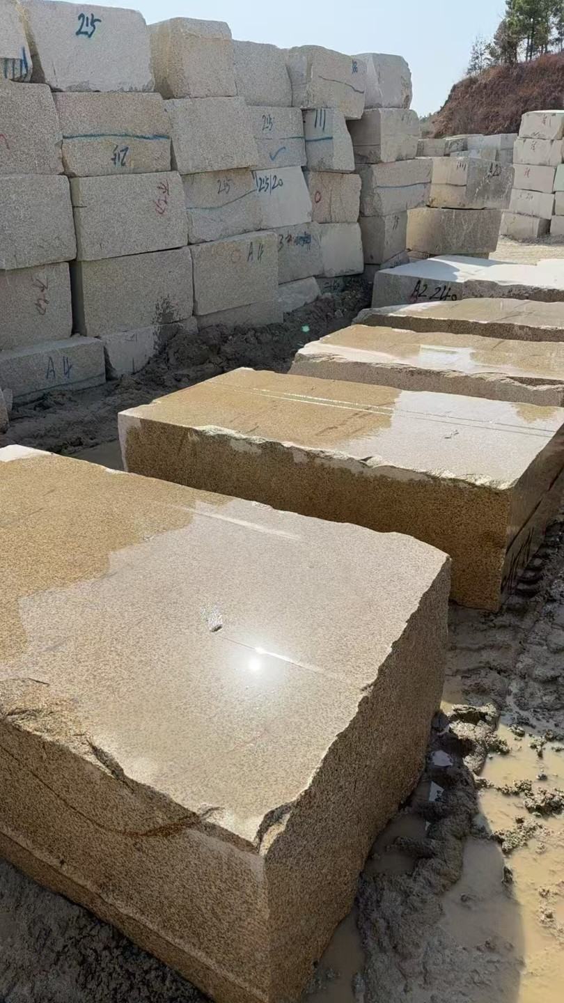 天水 黄金麻方料堆场洗料分选中，原材料充足