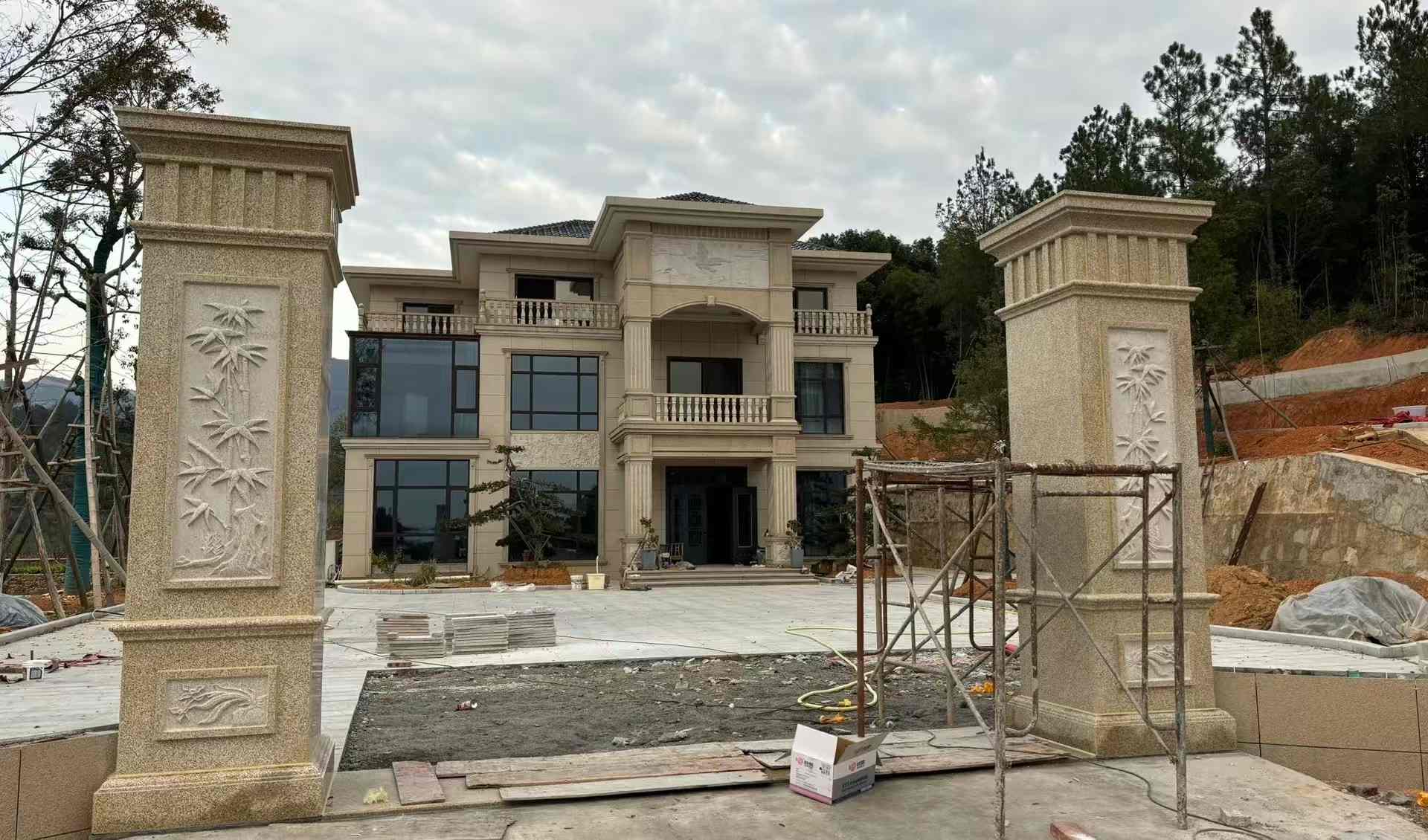 天水 黄金麻花岗岩别墅雕花外墙干挂配上门口雕花罗马柱