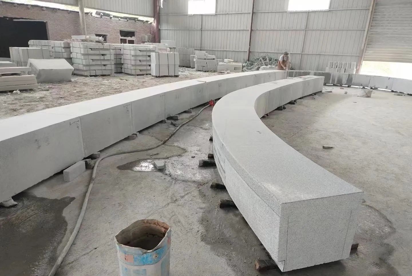 天水芝麻白花岗岩石板材 园林光面弧形坐凳