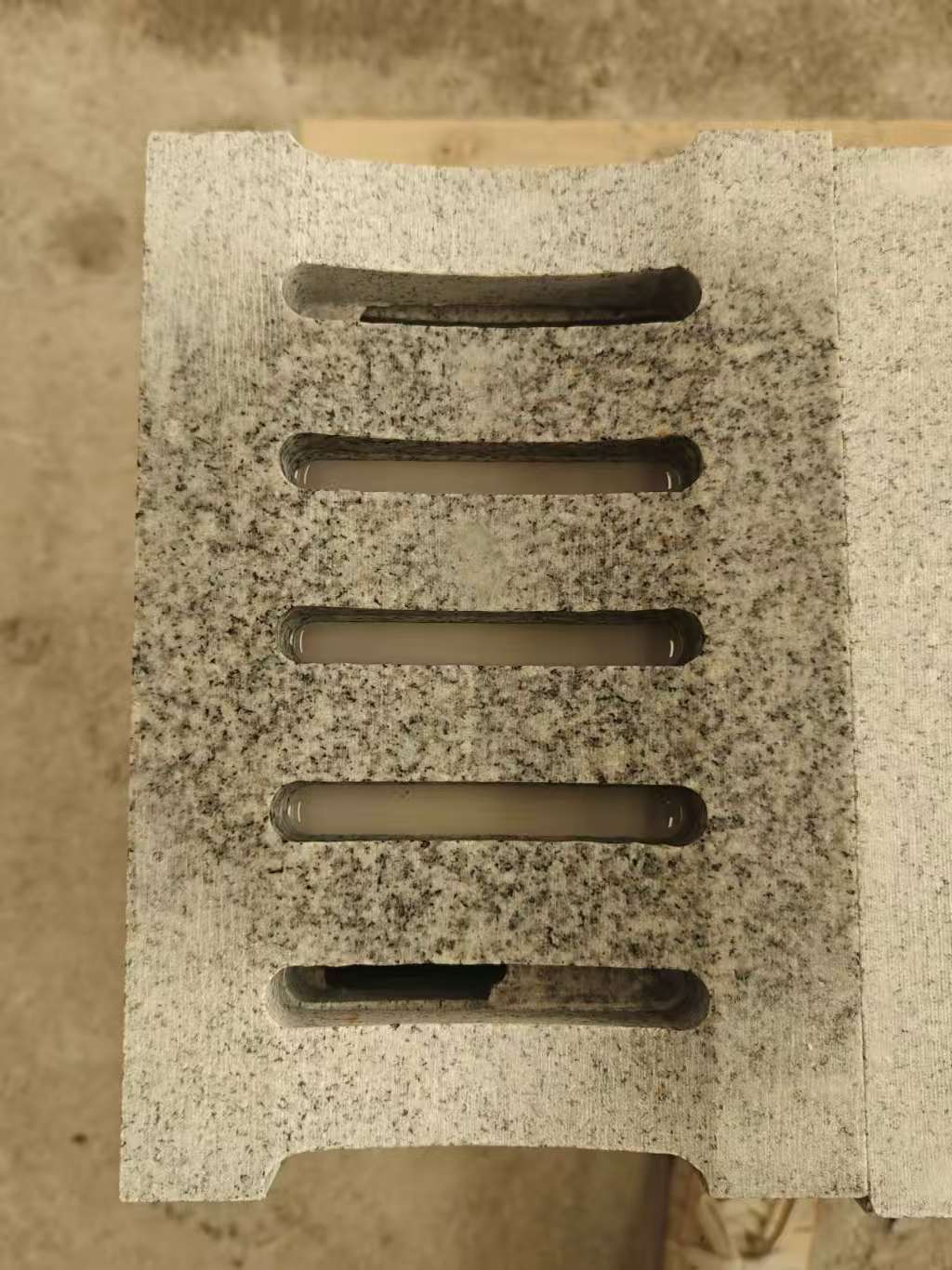 天水 芝麻白拉丝面花岗岩U型开槽排水槽