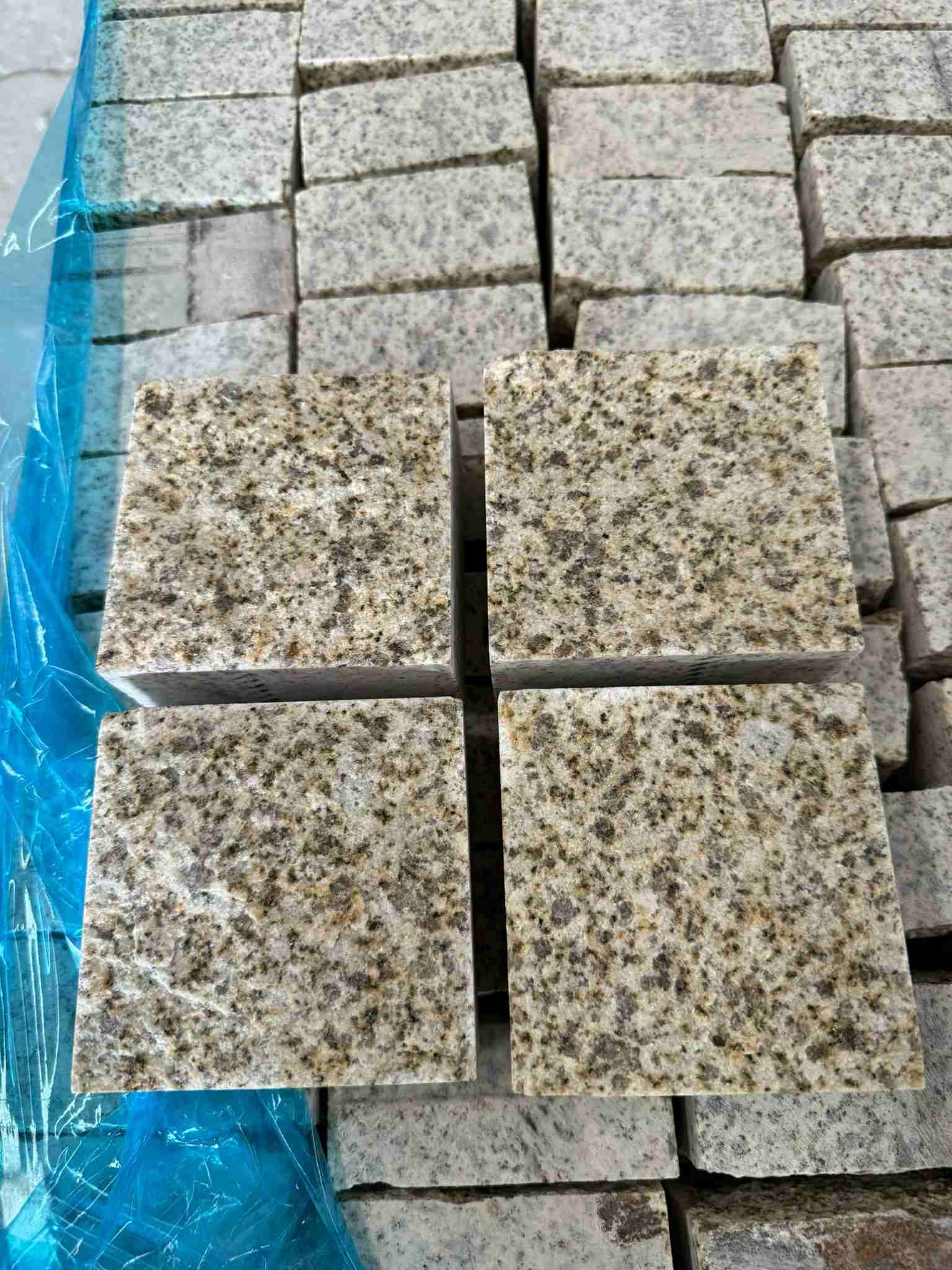 天水 黄金麻花岗岩自然面小方块，弹石，马蹄石等