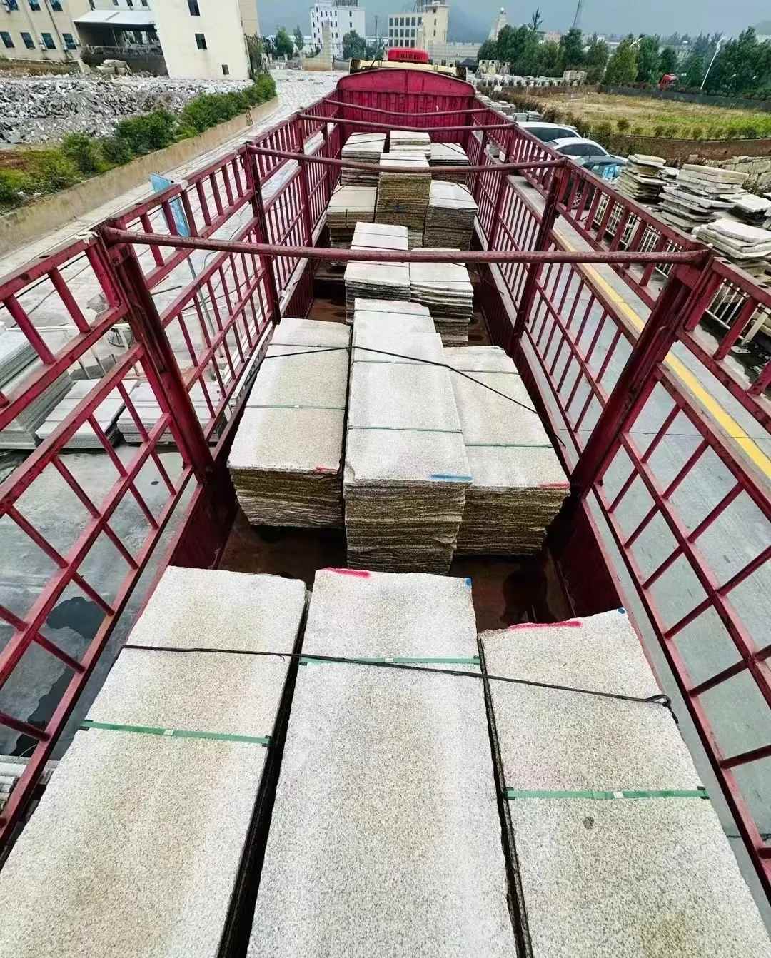 天水 黄金麻花岗岩荔枝面，光面毛板装车完成