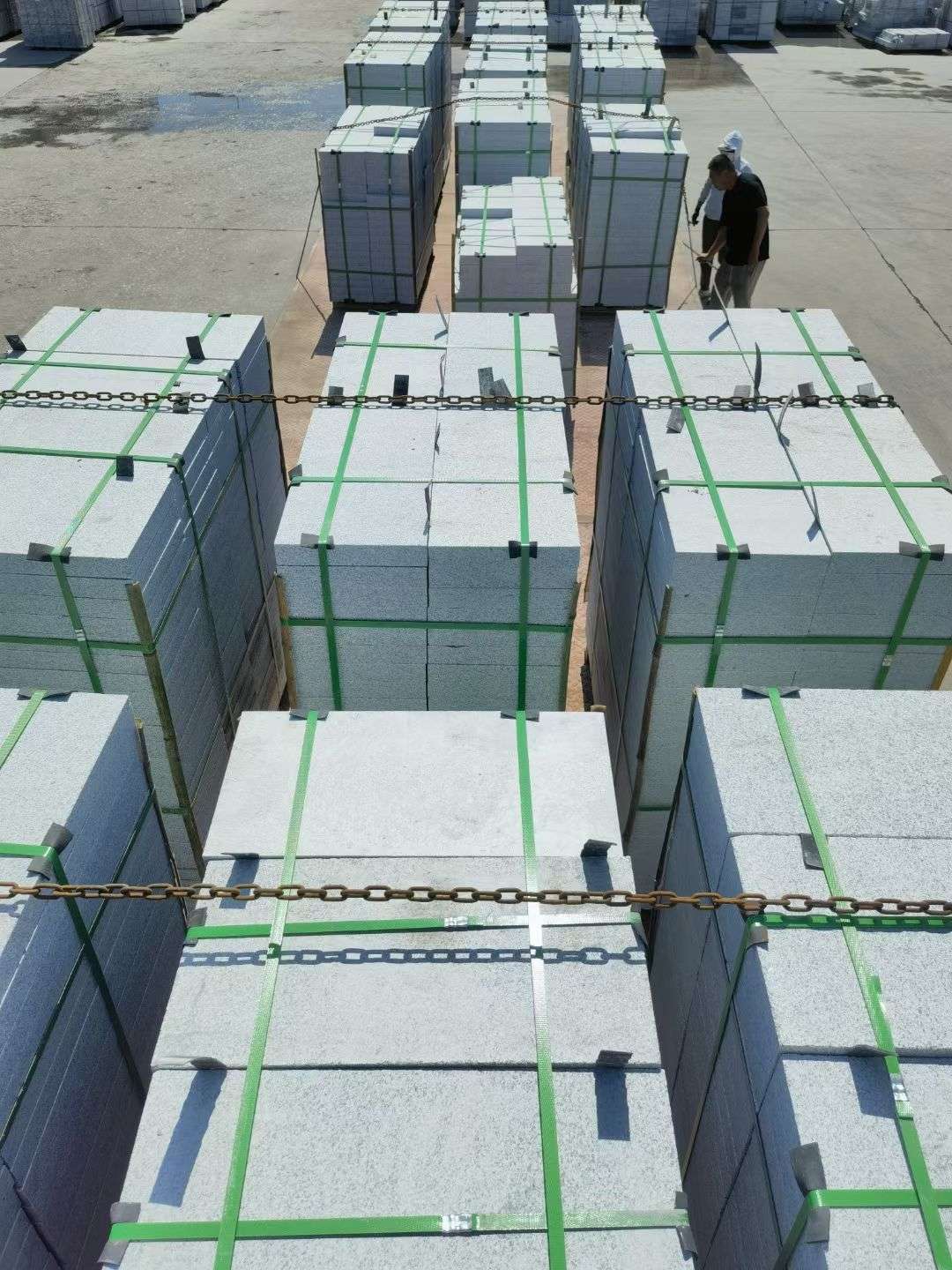 天水 芝麻白花岗岩5公分地铺石 花岗岩厂家工厂装车日常